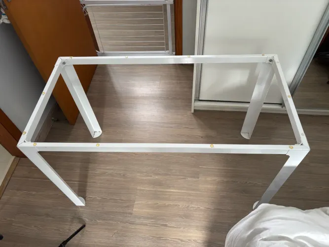 Mesa de Ferro Retangular Branca com Tampo de Vidro (Estilo Industrial/Minimalista)
