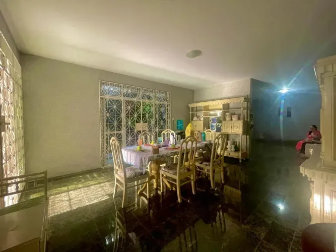 Imóvel para venda possui 250 metros quadrados com 4 quartos em Parquelândia - Fortaleza -