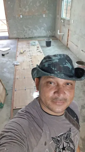 Pedreiro e carpinteiro profissional 
