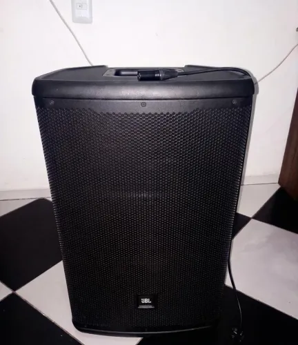 Caixa ativa JBL EON 715