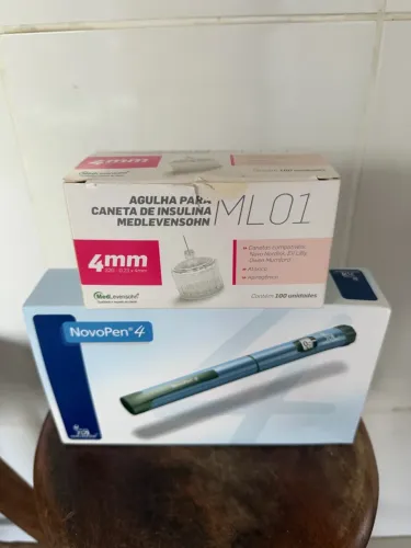 NovoPen 4 (da Novo Nordisk) com agulhas
