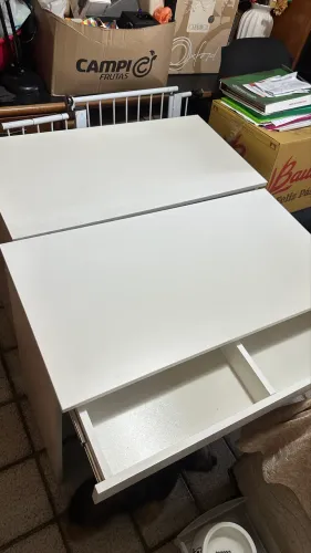 Para vender: duas mesas com gavetas. R$ 350,00