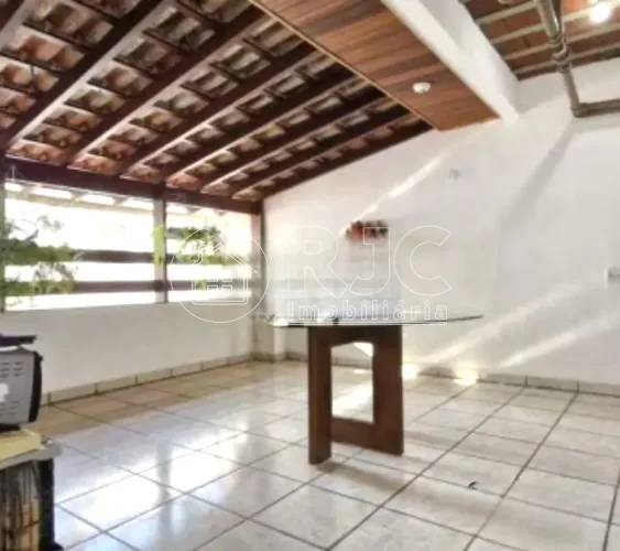 Casa de vila para venda possui 220 metros quadrados com 6 quartos em Tijuca - Rio de Janei