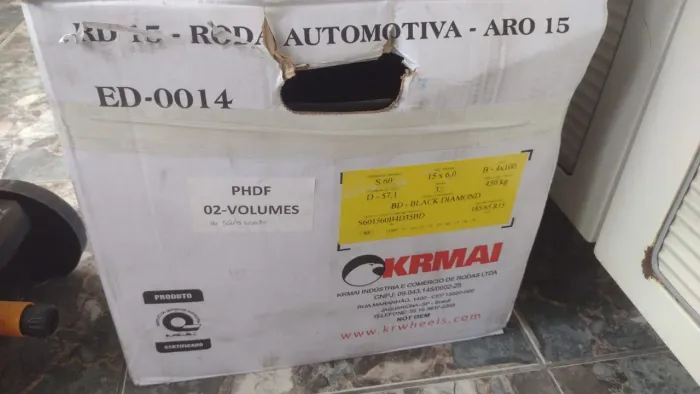 Vendo jogo 4 rodas na caixa vai dô tera aro 15 originais com calotas novas as 400 na caixa