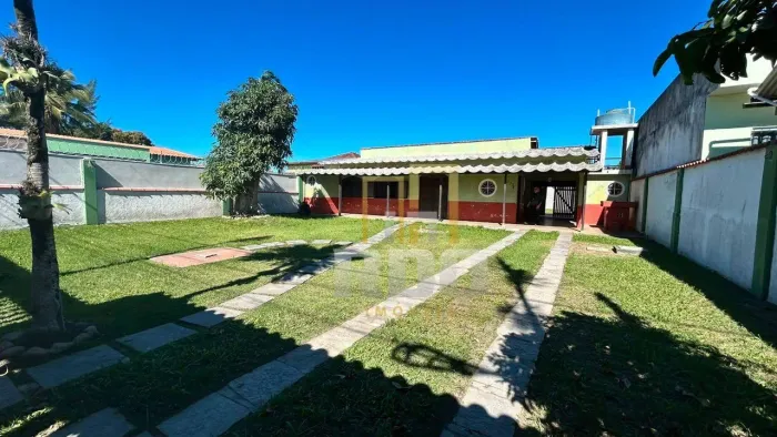 Casa para locação no Enseada em Rio das Ostras com amplo terreno, 2 quartos!