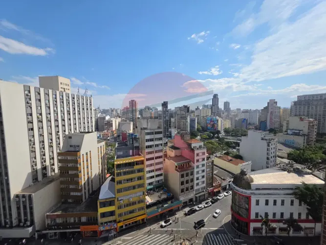 Excelente Kichinete em andar alto, em frente à estação Liberdade