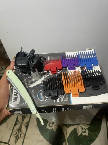 vende-se uma máquina de cortar cabelo pegando perfeitamente original