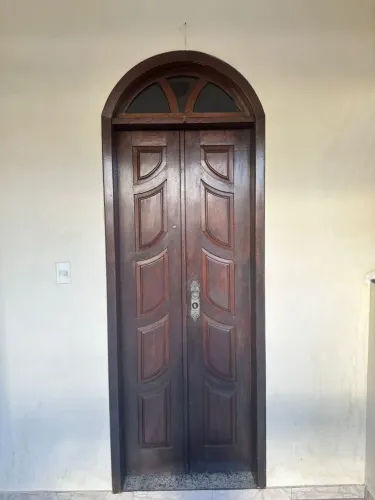 Venda de porta de madeira pau Darco legítimo, acompanha fechadura e duas cópias de chave.