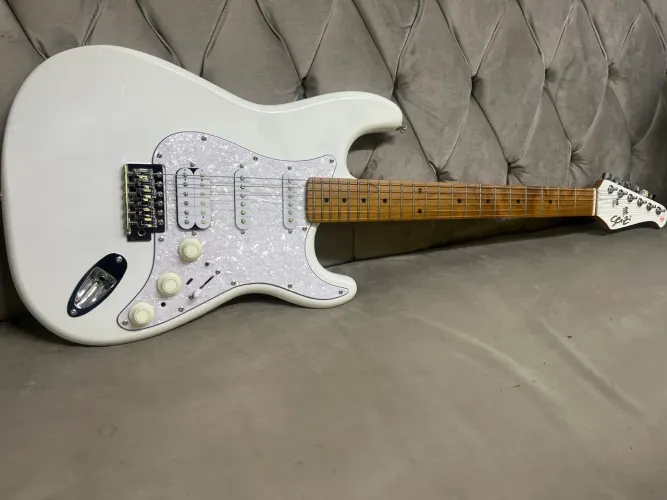 Guitarra Seizi Vintage Budokan Multi Smart c/ efeitos + bag