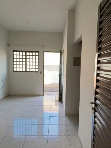 Casa térrea 2 quartos, 1 banheiro e ótima localização