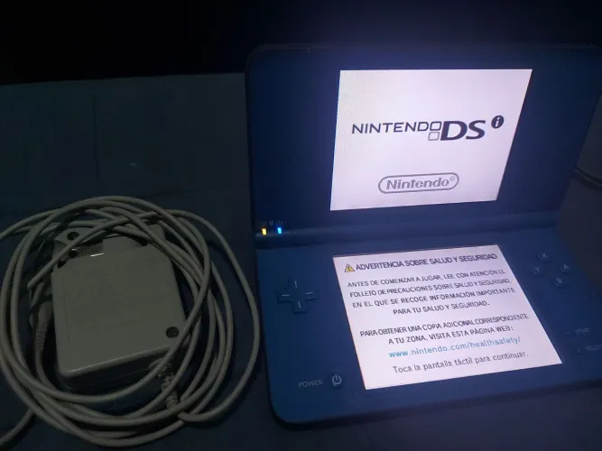 Nintendo DSI XL + R4 COM MAIS DE 500 JOGOS + carregador original, tudo funcionando