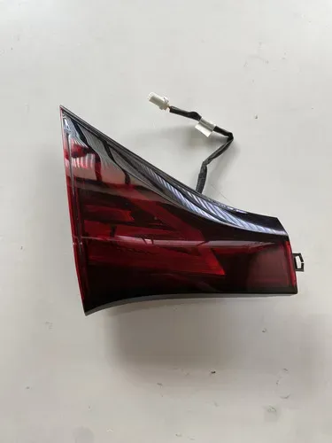 Lanterna Da Tampa T.e Nissan Kicks 1.6 2021 2022 Esquerdo/motorista Vermelho