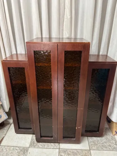 Sapateira de madeira com portas de vidro