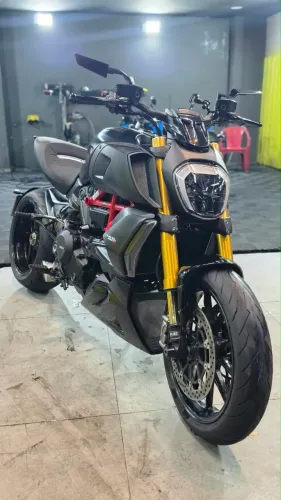 Diavel 1260 S com escape Termignoni e retrovisor rizoma
