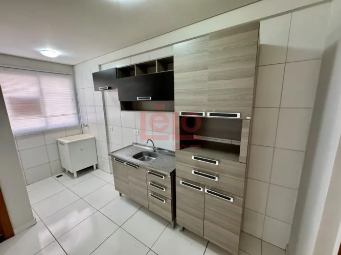 Apartamento compacto para alugar na Zona 07 em Maringá, semimobiliado, com cozinha planeja