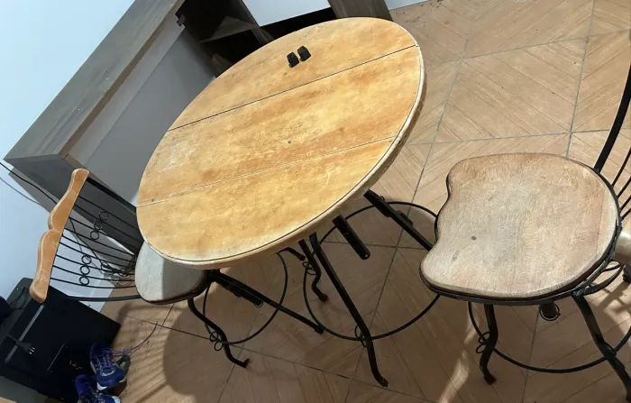 Vende-se mesa com duas cadeiras