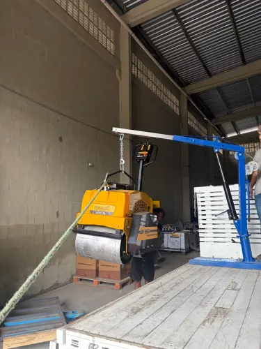 Locação de plataforma elevatória e rolo compactador