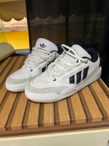 Tênis adidas modelo adi2000
