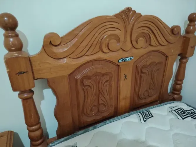 Cama madeira cerejeira entalhada a mão