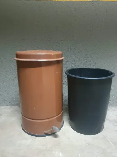 Lixeira de 20 litros com pedal