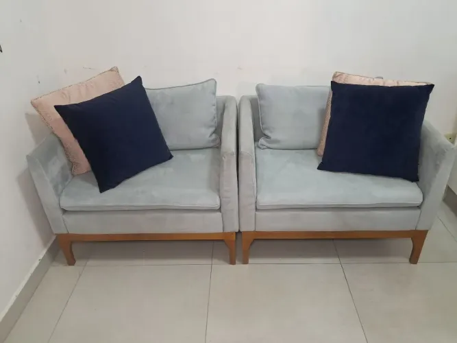 Par de Poltronas Cinza, Estruturado em Madeira e em Excelente Estado