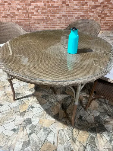 Conjunto Mesa Redonda 135 cm com Tampo de Vidro + 3 Cadeiras em Fibra Sintética