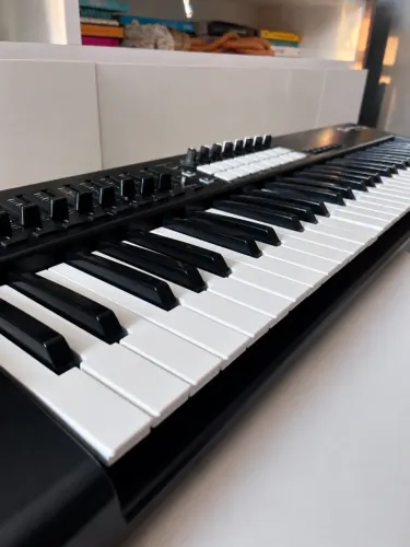 Novation Launchkey 61 - Teclado Controlador MIDI 61 Teclas