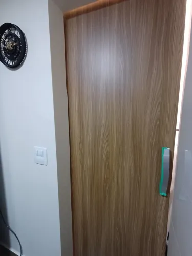 Porta de correr novinha, perfeita para otimizar seu espaço! 2,10 X 80cm