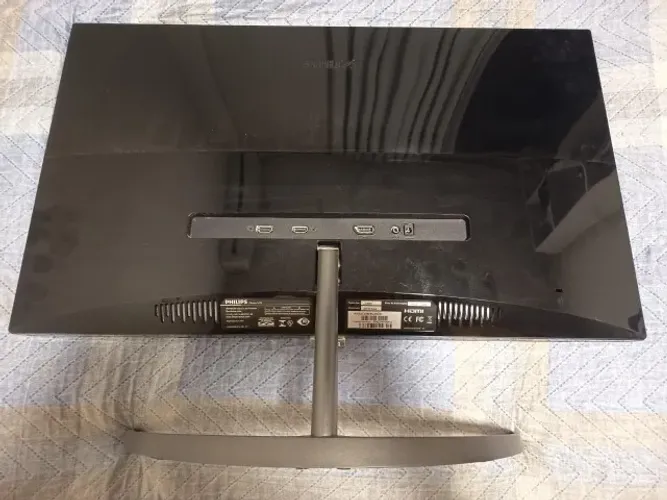 Monitor Phillips com defeito / para retirada de peças
