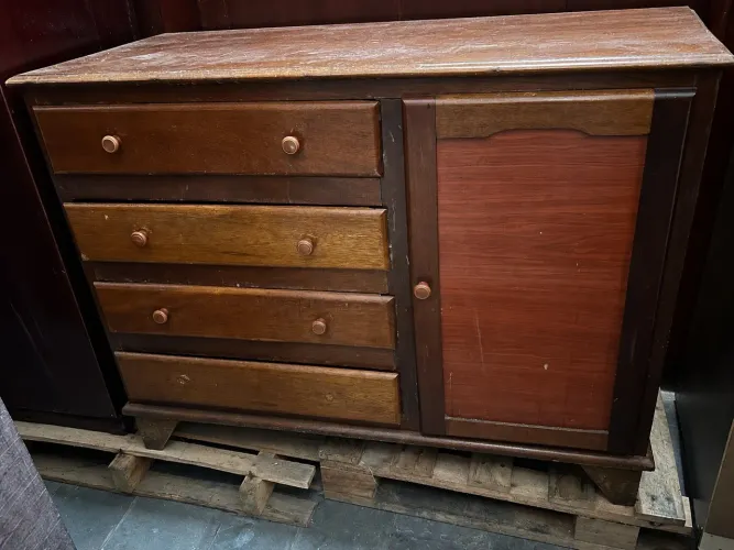 Cômoda 4 gavetas e 1 porta com 2 nichos.
