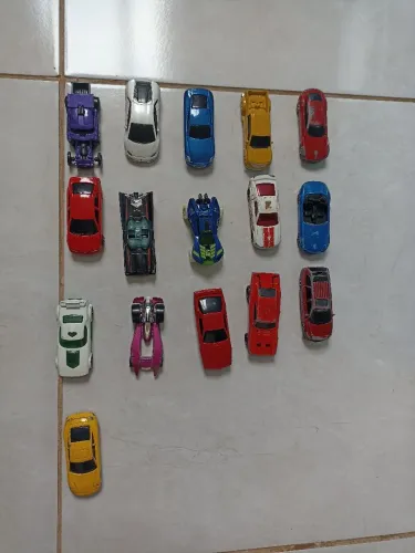 Vende-se carrinhos Hotwheels misturados, usados.