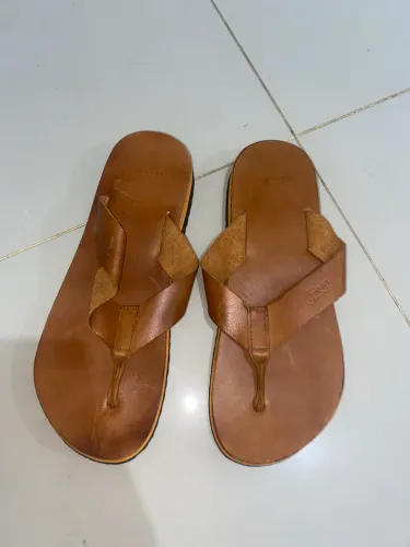 Sandália de couro de cor marrom masculina .