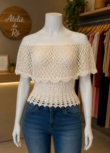 Blusa em croche ombros a mostra