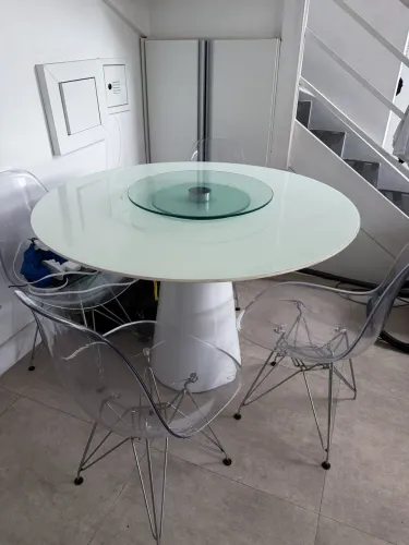 Mesa de Jantar Laqueada + Cadeiras Acrílicas + Centro Giratório ?