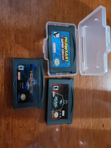 3 cartuchos para Game Boy Advanced.