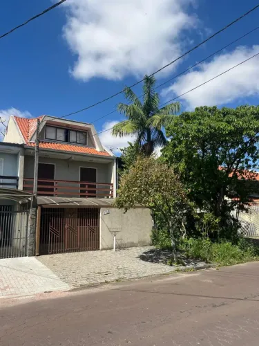 Sobrado para venda possui 229 metros quadrados com 3 quartos em Capão da Imbuia - Curitiba