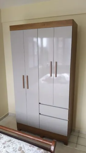 Guarda-roupa espaçoso solteiro