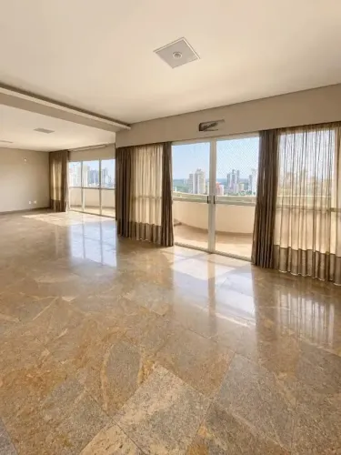 Apartamento reformado com 5 quartos (3 suítes) no Ed. Saint Moritz, Popular