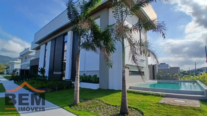 Casa à venda condomínio Caledônia em Camboriú.