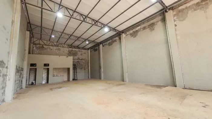 Alugo barracão com 250m² ( telha isotérmica) no Jardim Industriário - Cuiabá - MT