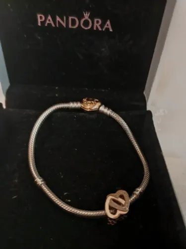 Pulseira Pandora com pigente de coração entrelacado
