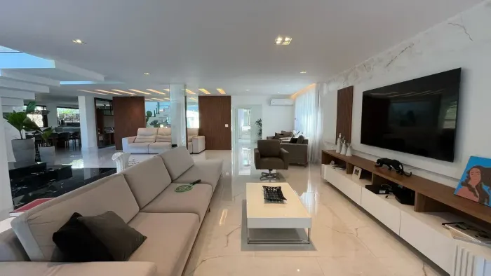 CASA DUPLEX COM 374m² DE ÁREA CONSTRUÍDA, 6 SUÍTES