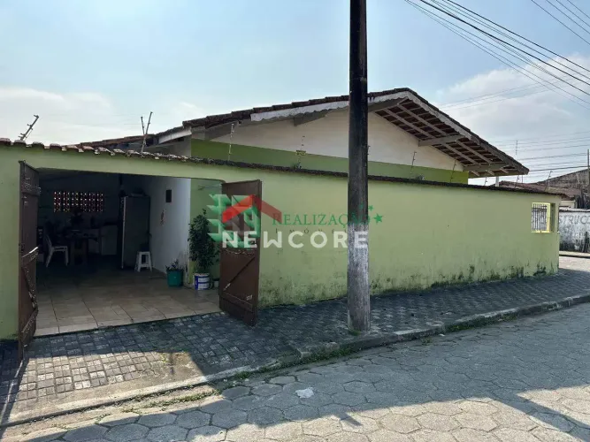 Casa em Avenida Washington Luiz - Vera Cruz - Mongaguá/SP