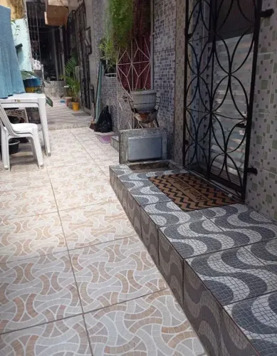Aluga-se em uma casa dois quartos sala cozinha banheiro e área de serviço