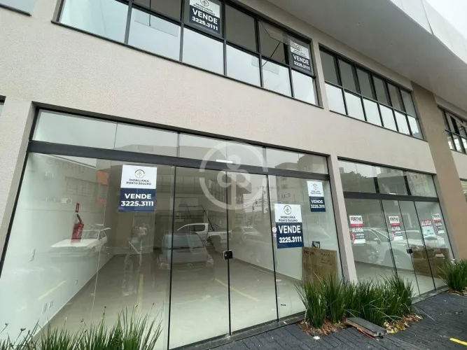 Sala comercial com mezanino, muito bem localizada, no centro de Cascavel, uma quadra da Av