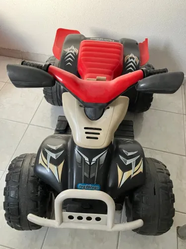 Quadriciclo elétrico infantil - Peg-Perego