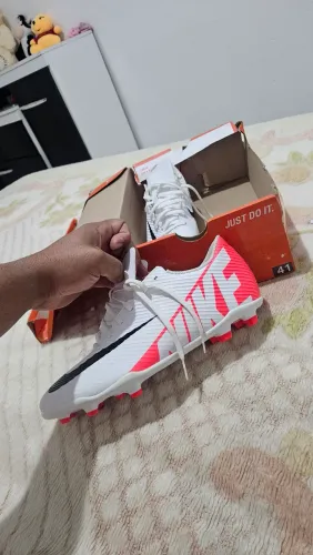 CHUTEIRA NIKE CAMPO MERCURIAL VAPOR 15 CLUB DJ5963-600 VERM