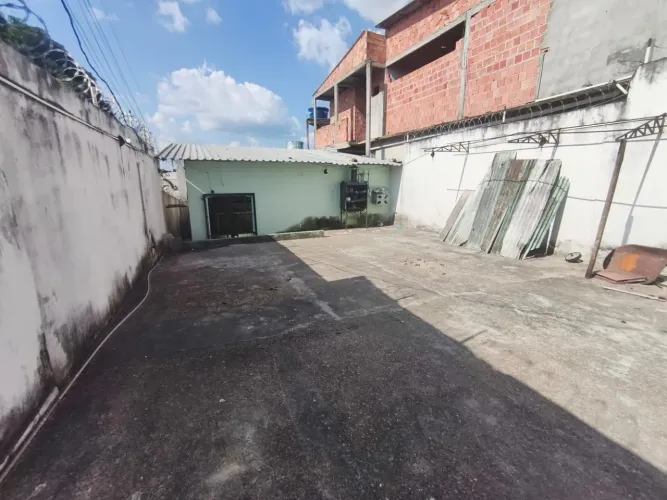 //Casa com garagem ampla e piscina no Tancredo Neves 