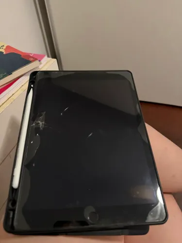 iPad 9ª geração  ( a tela não está quebrada, é só a película)
