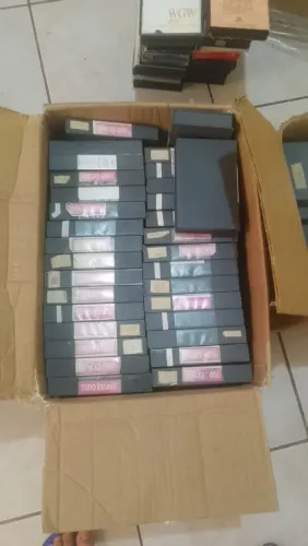 Fitas antigas K7, vhs e outras 4 caixa cheias